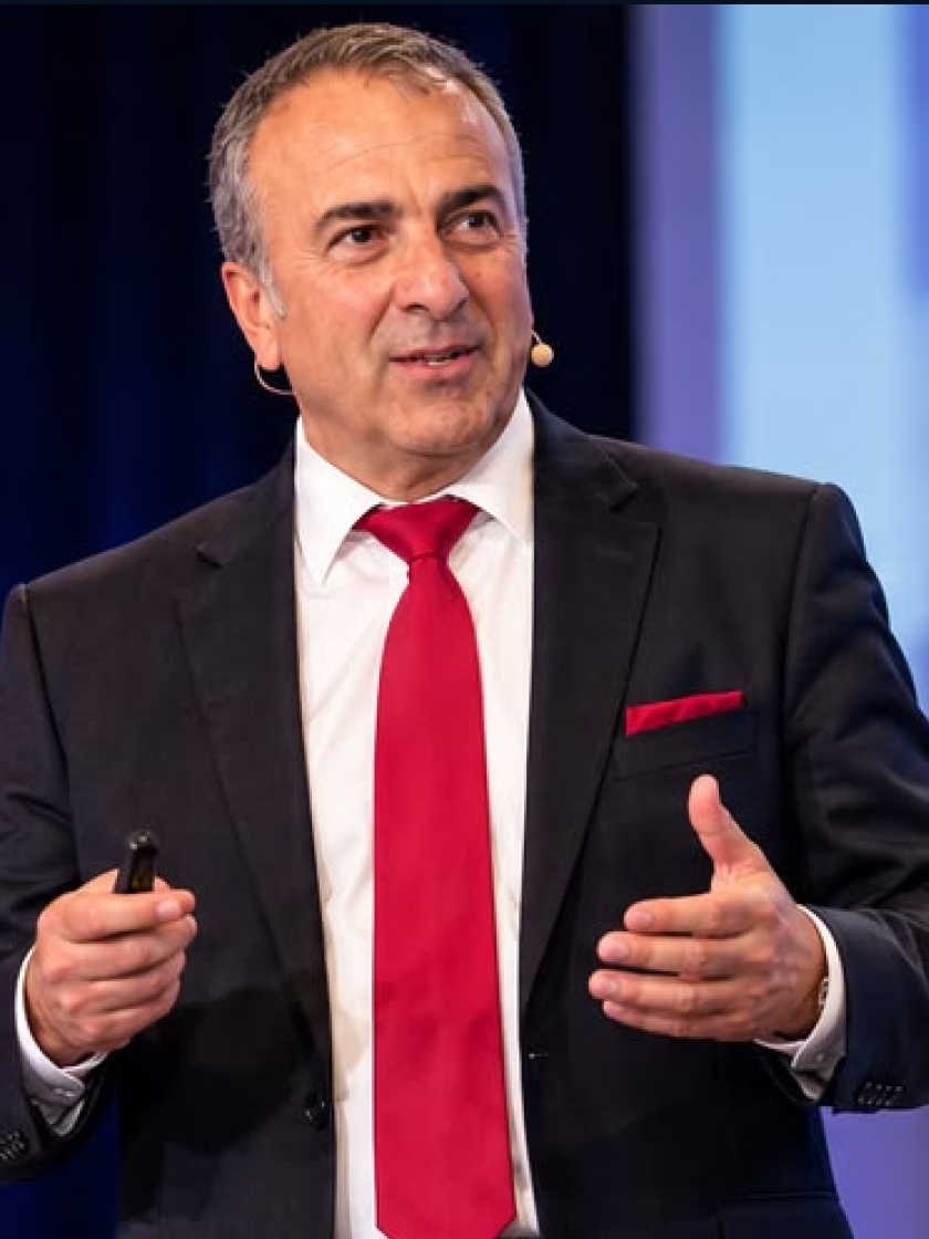 Taner Dayangan bei einem Vortrag